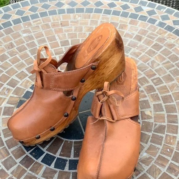 London Underground platform wood clogs, mules - Picture 5 of 6